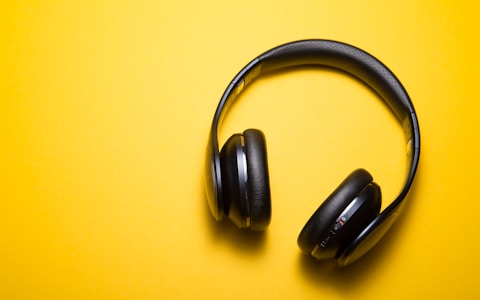 Noise-cancelling headphones